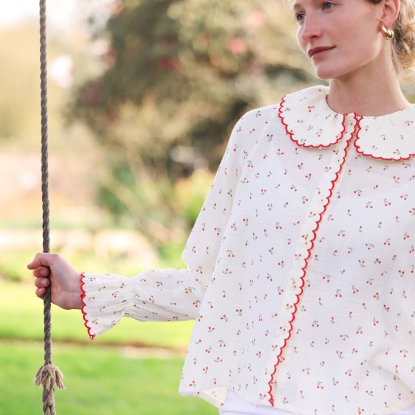 De Beauvoir Blouse Cherry Cheesecloth with Red Apple Embroidery De Beauvoir Blouse Cherry Cheesecloth with Red Apple Embroidery